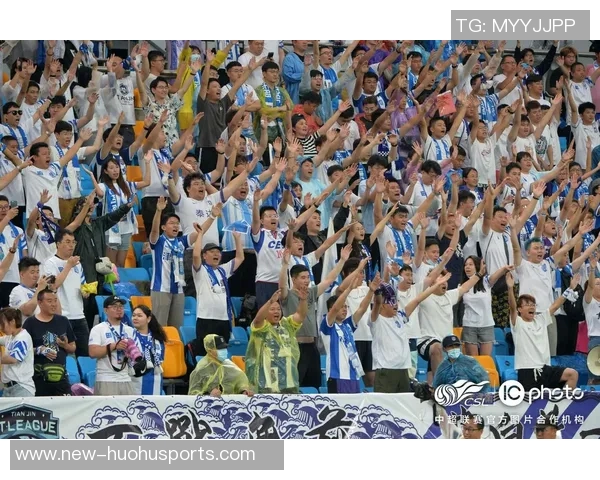 走近可爱的球迷们感受他们为海港小将们呐喊助威的热情与激情 走近可爱的球迷们感受他们为海港小将们呐喊助威的热情与激情